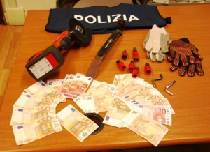 Denaro e materiale sequestrato dalla Polizia