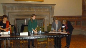 La firma della convenzione tra Comune e Donna chiama donna