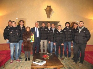 La squadra del Costone dal presidente Profumo con la Coppa Toscana