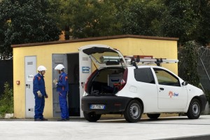 Tecnici durante un intervento  una cabina (foto Archivio Fotografico Internazionale Enel)