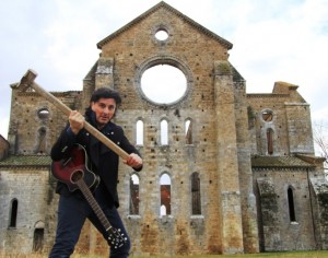 Nicola Costantini davanti a San Galgano