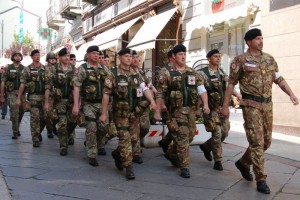 Il corpo militare della Croce Rossa in sfilata