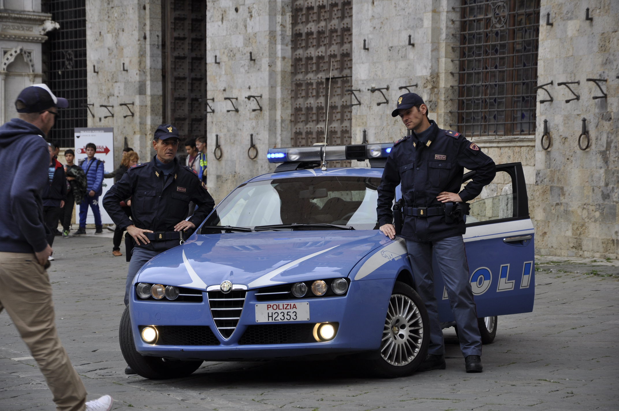 Mendica e si finge zoppo:  denunciato dalla Polizia