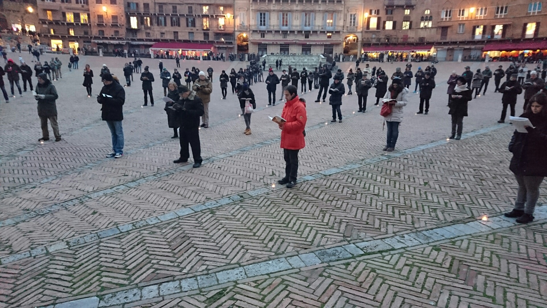 Le Sentinelle in piedi in piazza del Campo