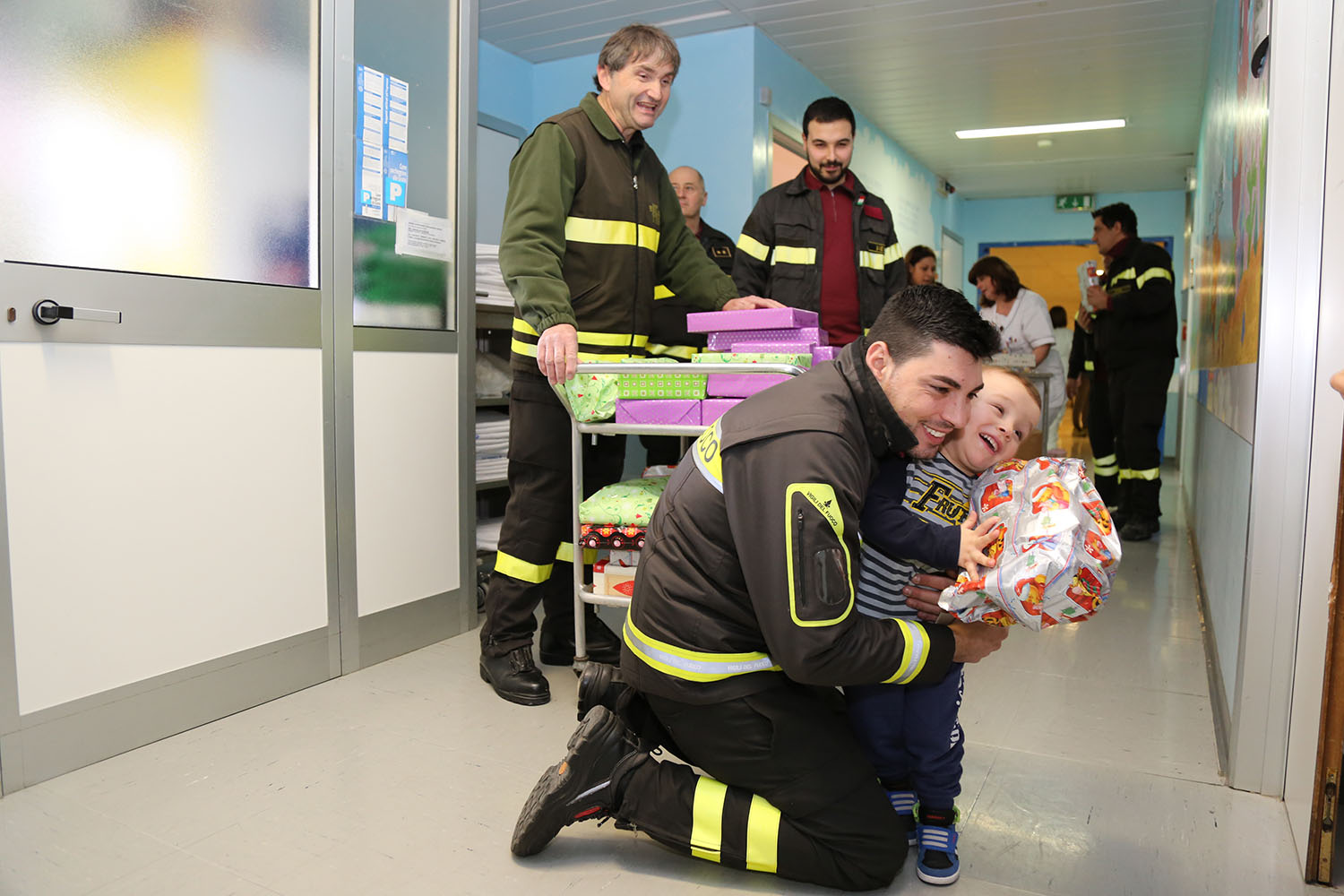 Pompieri in pediatria con la loro befana