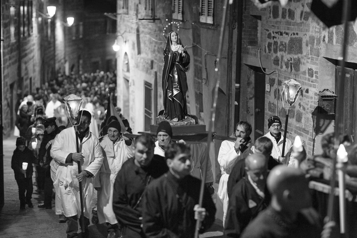 A Radicofani la Pasqua profuma di bosso: si apre la Settimana santa