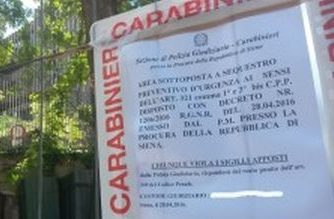 Sigilli ad un cantiere nei pressi del tribunale di Siena