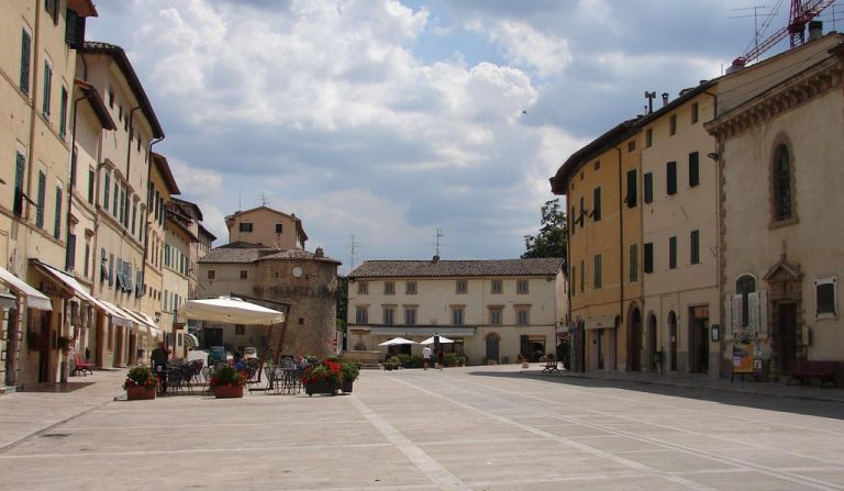 Cetona: installato il primo defibrillatore nel centro storico