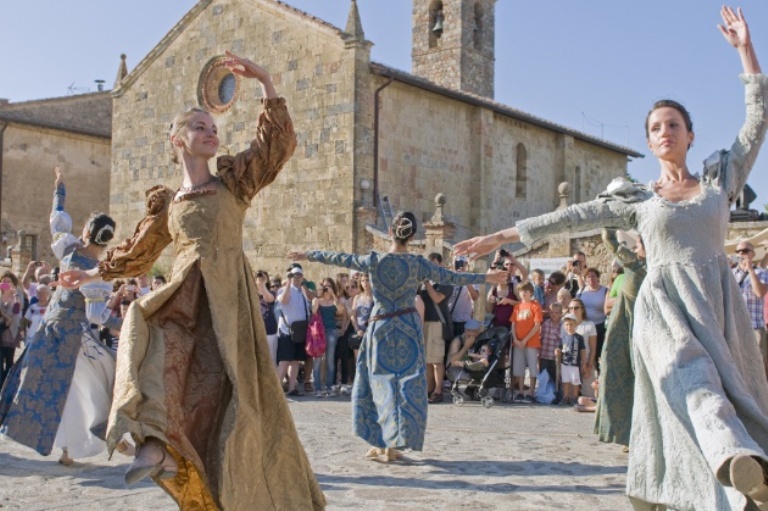 Castello in festa tra cultura e spettacoli: è “Monteriggioni di torri si corona”