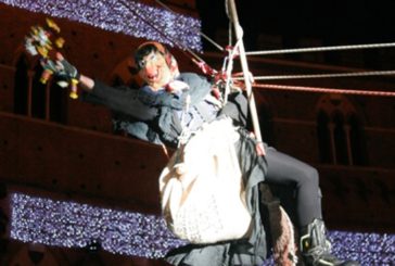 La Befana scende in piazza del Campo con i Vigili del fuoco