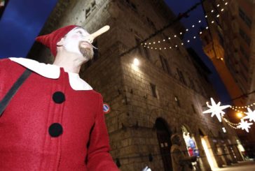 Si accendono le luminarie cittadine, al via la festa continua del Natale senese