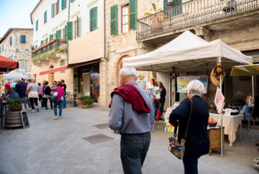 Domenica di shopping tra le bancarelle del mercatino