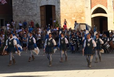 Sbandieratori in piazza e piatti valdorciani: spettacolo Biancazzurro servito