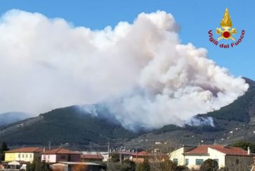 Nuovo incendio sul monte Serra: evacuate 10 famiglie