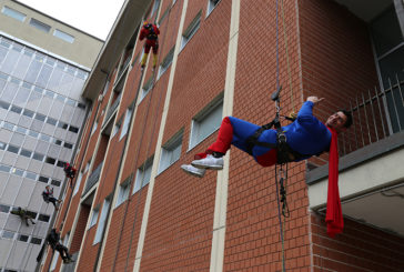 I Supereroi di Ediliziacrobatica portano sorrisi alle Scotte