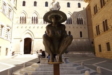 La sorella del Luca Cava in piazza Salimbeni