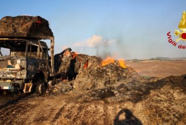 Asciano: a fuoco camion carico di rotoballe