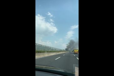 Mezzo pesante in fiamme sulla A1