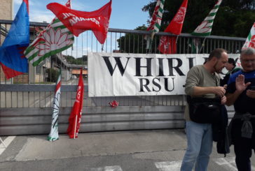 Protesta davanti alla Whirlpool. Sindacati: “Anche Siena è in affanno”