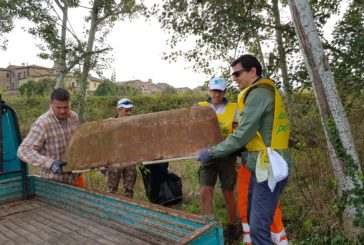 Puliamo Arbia e Ombrone: anche una vasca da bagno sull’argine