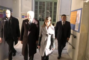 Mattarella visita a sorpresa una scuola di Roma