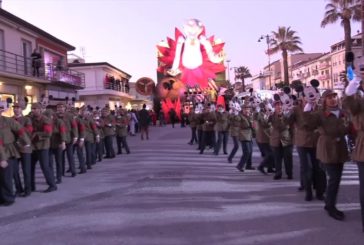 A Viareggio una esplosione di musica e colori