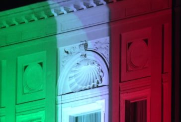 Il Torrino del Quirinale illuminato con il tricolore