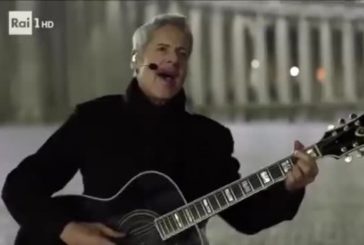 Claudio Baglioni canta in piazza S. Pietro vuota come il Papa