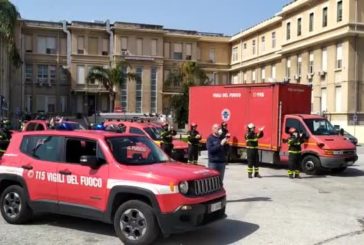 Coronavirus, omaggio vigili del fuoco a operatori sanitari Policlinico Bari