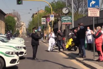 Milano, le sirene della polizia locale per medici e infermieri