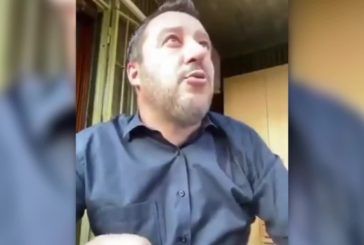 Salvini in diretta dal balcone, un vicino gli urla: “Matteo, sono str***ate”