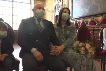 Il sindaco di Parma sposa due medici in prima linea contro il coronavirus