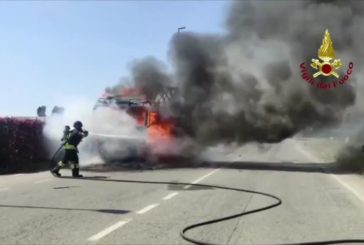 Si incendia un tir, enorme colonna di fumo nero