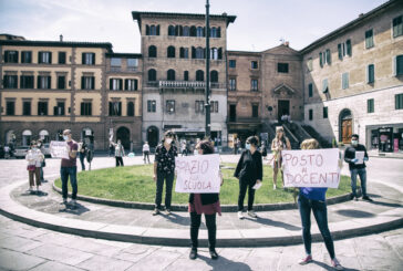 Scuola: flash mob dei docenti precari in piazza Matteotti