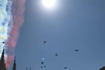 Le Frecce Tricolori sorvolano Piazza del Duomo a Milano