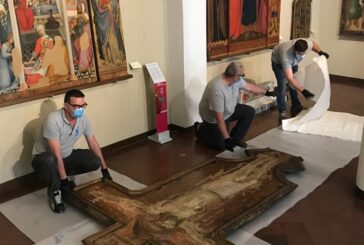 La croce dipinta di Lorenzetti al restauro a Firenze