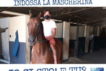 Un selfie anticovid anche dai fantini del Palio