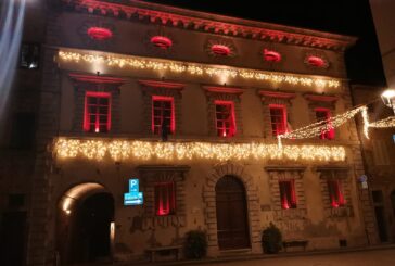 Le scritte a led “Radicondoli” e “Belforte” illuminano il Natale