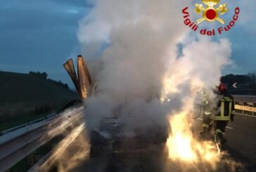 Furgone in fiamme sull’A1: Vigili del fuoco al lavoro