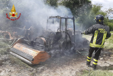 Trattore distrutto dal fuoco a Lilliano