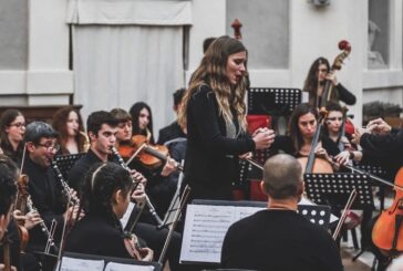 Natale in musica per le vie del centro con gli studenti del Piccolomini