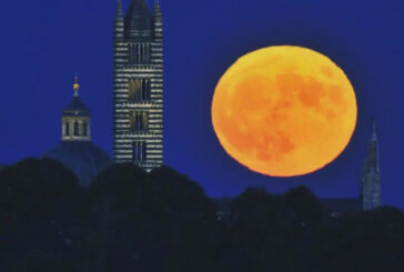 Si accende in cielo la luna piena: ultimo appuntamento al Duomo