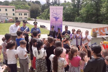 I Carabinieri donano alla scuola “Ferri” di Radicondoli un albero contro la fibromialgia