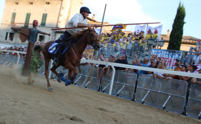 Sarteano: indetto il bando per la pittura del palio della Giostra del Saracino