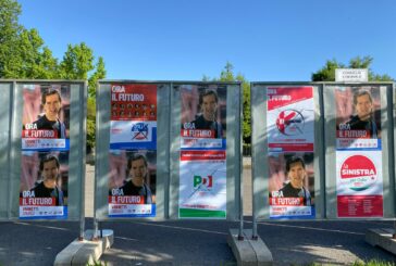 Vannetti attacca i manifesti e presenta due liste