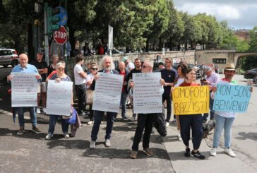 A Montepulciano il presidio testimonia che “Odiare non è un diritto”