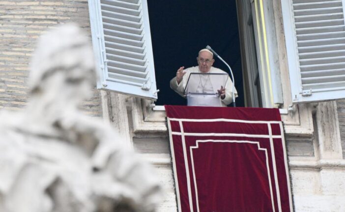 Papa "Non cessiamo di pregare per la pace"