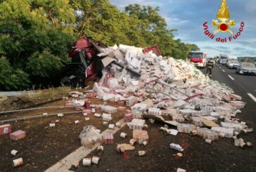 A1: camion si rovescia e perde il carico. Ferito l’autista