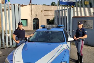 A piedi sulla corsia di sorpasso dell’Autopalio: donna salvata dalla Polizia