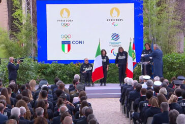 Mattarella consegna il tricolore ai portabandiera di Parigi2024